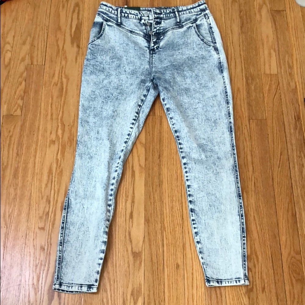 NEVER WORN, some tags still on skinny jeans